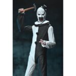 ULTIMATE ART THE CLOWN TERRIFIER.Neca suma a su colección Ultimate la figura articulada de Art the Clown, el escalofriante payaso asesino de la película "Terrifier". Esta figura de 18 cm incluye 3x placas faciales intercambiables, 3x pares de manos, 5x cuchillos, 1x sierra, 1x taladro, 1x pistola, 1x muñeca, 1x bolsa de basura y otros accesorios que evocan las escenas más perturbadoras del film. Se presenta en una caja con ventana y solapa frontal.