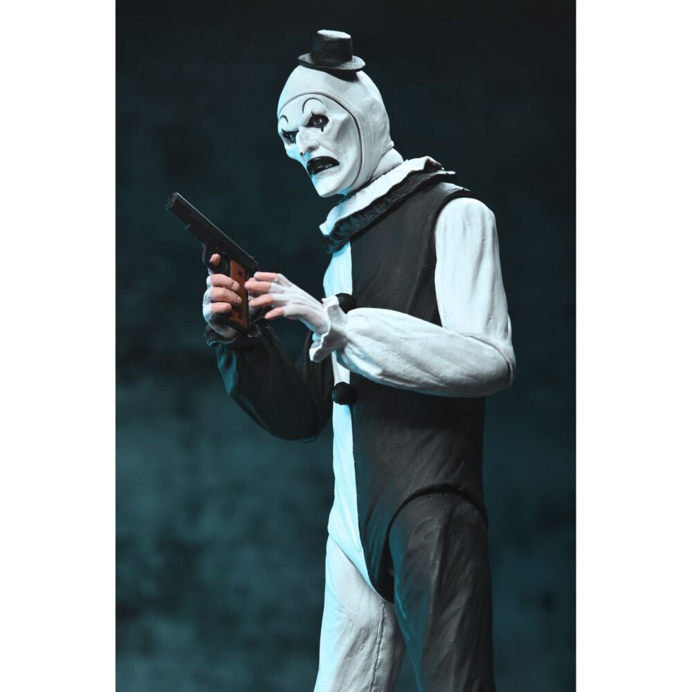Ultimate art the clown terrifier. Neca suma a su colección ultimate la figura articulada de art the clown, el escalofriante payaso asesino de la película "terrifier". Esta figura de 18 cm incluye 3x placas faciales intercambiables, 3x pares de manos, 5x cuchillos, 1x sierra, 1x taladro, 1x pistola, 1x muñeca, 1x bolsa de basura y otros accesorios que evocan las escenas más perturbadoras del film. Se presenta en una caja con ventana y solapa frontal.