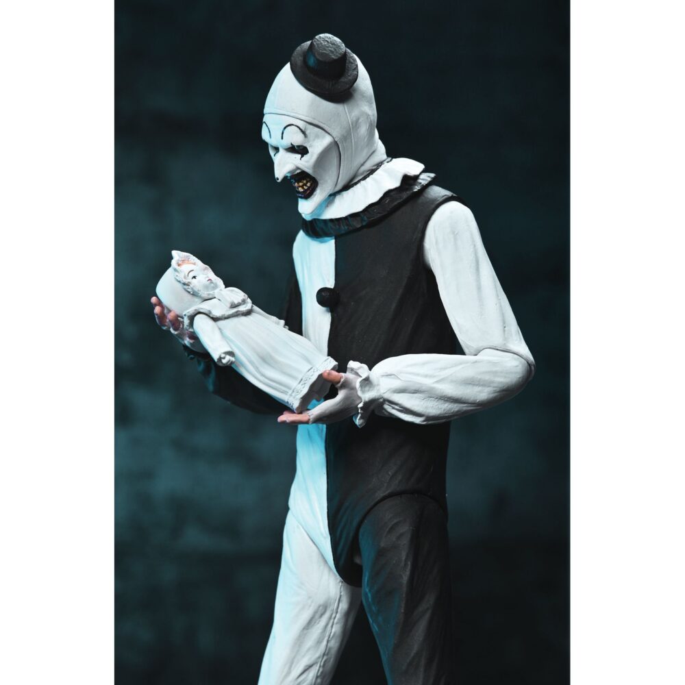 Ultimate art the clown terrifier. Neca suma a su colección ultimate la figura articulada de art the clown, el escalofriante payaso asesino de la película "terrifier". Esta figura de 18 cm incluye 3x placas faciales intercambiables, 3x pares de manos, 5x cuchillos, 1x sierra, 1x taladro, 1x pistola, 1x muñeca, 1x bolsa de basura y otros accesorios que evocan las escenas más perturbadoras del film. Se presenta en una caja con ventana y solapa frontal.