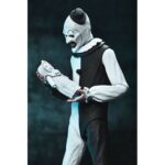 ULTIMATE ART THE CLOWN TERRIFIER.Neca suma a su colección Ultimate la figura articulada de Art the Clown, el escalofriante payaso asesino de la película "Terrifier". Esta figura de 18 cm incluye 3x placas faciales intercambiables, 3x pares de manos, 5x cuchillos, 1x sierra, 1x taladro, 1x pistola, 1x muñeca, 1x bolsa de basura y otros accesorios que evocan las escenas más perturbadoras del film. Se presenta en una caja con ventana y solapa frontal.