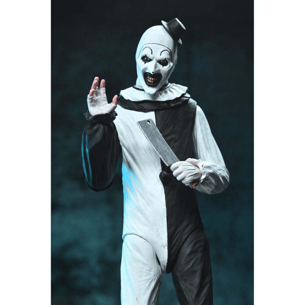 Ultimate art the clown terrifier. Neca suma a su colección ultimate la figura articulada de art the clown, el escalofriante payaso asesino de la película "terrifier". Esta figura de 18 cm incluye 3x placas faciales intercambiables, 3x pares de manos, 5x cuchillos, 1x sierra, 1x taladro, 1x pistola, 1x muñeca, 1x bolsa de basura y otros accesorios que evocan las escenas más perturbadoras del film. Se presenta en una caja con ventana y solapa frontal.