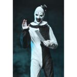 ULTIMATE ART THE CLOWN TERRIFIER.Neca suma a su colección Ultimate la figura articulada de Art the Clown, el escalofriante payaso asesino de la película "Terrifier". Esta figura de 18 cm incluye 3x placas faciales intercambiables, 3x pares de manos, 5x cuchillos, 1x sierra, 1x taladro, 1x pistola, 1x muñeca, 1x bolsa de basura y otros accesorios que evocan las escenas más perturbadoras del film. Se presenta en una caja con ventana y solapa frontal.