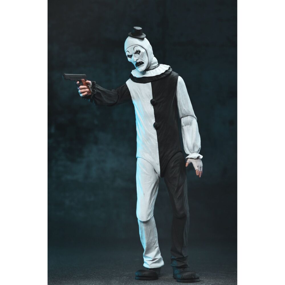 Ultimate art the clown terrifier. Neca suma a su colección ultimate la figura articulada de art the clown, el escalofriante payaso asesino de la película "terrifier". Esta figura de 18 cm incluye 3x placas faciales intercambiables, 3x pares de manos, 5x cuchillos, 1x sierra, 1x taladro, 1x pistola, 1x muñeca, 1x bolsa de basura y otros accesorios que evocan las escenas más perturbadoras del film. Se presenta en una caja con ventana y solapa frontal.