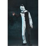 ULTIMATE ART THE CLOWN TERRIFIER.Neca suma a su colección Ultimate la figura articulada de Art the Clown, el escalofriante payaso asesino de la película "Terrifier". Esta figura de 18 cm incluye 3x placas faciales intercambiables, 3x pares de manos, 5x cuchillos, 1x sierra, 1x taladro, 1x pistola, 1x muñeca, 1x bolsa de basura y otros accesorios que evocan las escenas más perturbadoras del film. Se presenta en una caja con ventana y solapa frontal.