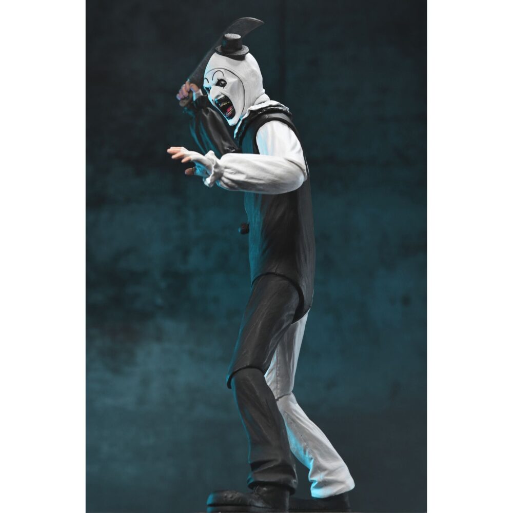 Ultimate art the clown terrifier. Neca suma a su colección ultimate la figura articulada de art the clown, el escalofriante payaso asesino de la película "terrifier". Esta figura de 18 cm incluye 3x placas faciales intercambiables, 3x pares de manos, 5x cuchillos, 1x sierra, 1x taladro, 1x pistola, 1x muñeca, 1x bolsa de basura y otros accesorios que evocan las escenas más perturbadoras del film. Se presenta en una caja con ventana y solapa frontal.