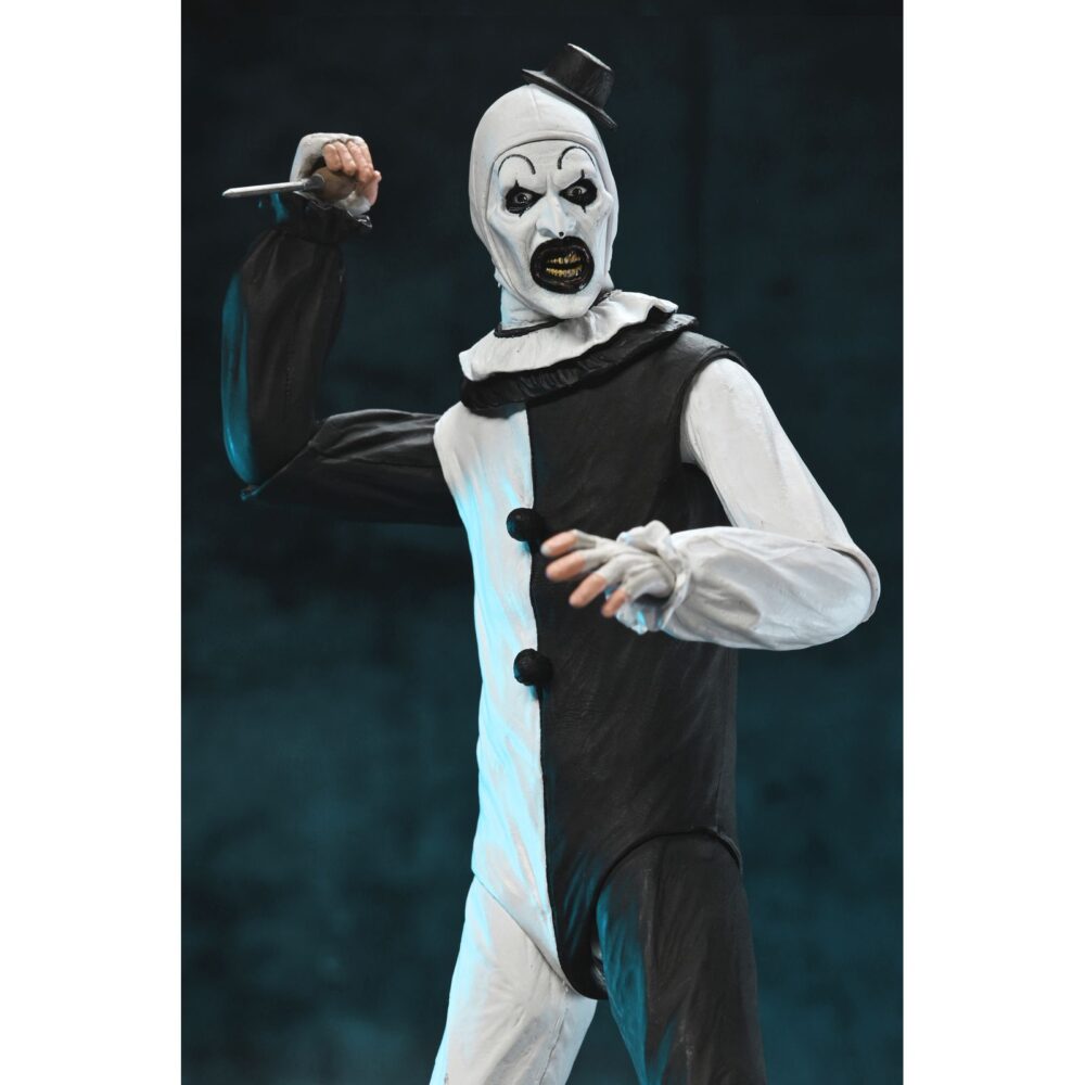 Ultimate art the clown terrifier. Neca suma a su colección ultimate la figura articulada de art the clown, el escalofriante payaso asesino de la película "terrifier". Esta figura de 18 cm incluye 3x placas faciales intercambiables, 3x pares de manos, 5x cuchillos, 1x sierra, 1x taladro, 1x pistola, 1x muñeca, 1x bolsa de basura y otros accesorios que evocan las escenas más perturbadoras del film. Se presenta en una caja con ventana y solapa frontal.