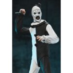 ULTIMATE ART THE CLOWN TERRIFIER.Neca suma a su colección Ultimate la figura articulada de Art the Clown, el escalofriante payaso asesino de la película "Terrifier". Esta figura de 18 cm incluye 3x placas faciales intercambiables, 3x pares de manos, 5x cuchillos, 1x sierra, 1x taladro, 1x pistola, 1x muñeca, 1x bolsa de basura y otros accesorios que evocan las escenas más perturbadoras del film. Se presenta en una caja con ventana y solapa frontal.