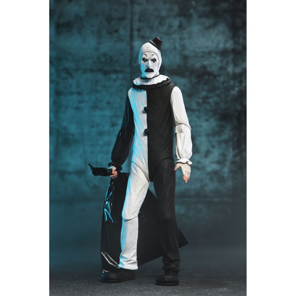 Ultimate art the clown terrifier. Neca suma a su colección ultimate la figura articulada de art the clown, el escalofriante payaso asesino de la película "terrifier". Esta figura de 18 cm incluye 3x placas faciales intercambiables, 3x pares de manos, 5x cuchillos, 1x sierra, 1x taladro, 1x pistola, 1x muñeca, 1x bolsa de basura y otros accesorios que evocan las escenas más perturbadoras del film. Se presenta en una caja con ventana y solapa frontal.