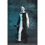 ULTIMATE ART THE CLOWN TERRIFIER.Neca suma a su colección Ultimate la figura articulada de Art the Clown, el escalofriante payaso asesino de la película "Terrifier". Esta figura de 18 cm incluye 3x placas faciales intercambiables, 3x pares de manos, 5x cuchillos, 1x sierra, 1x taladro, 1x pistola, 1x muñeca, 1x bolsa de basura y otros accesorios que evocan las escenas más perturbadoras del film. Se presenta en una caja con ventana y solapa frontal.