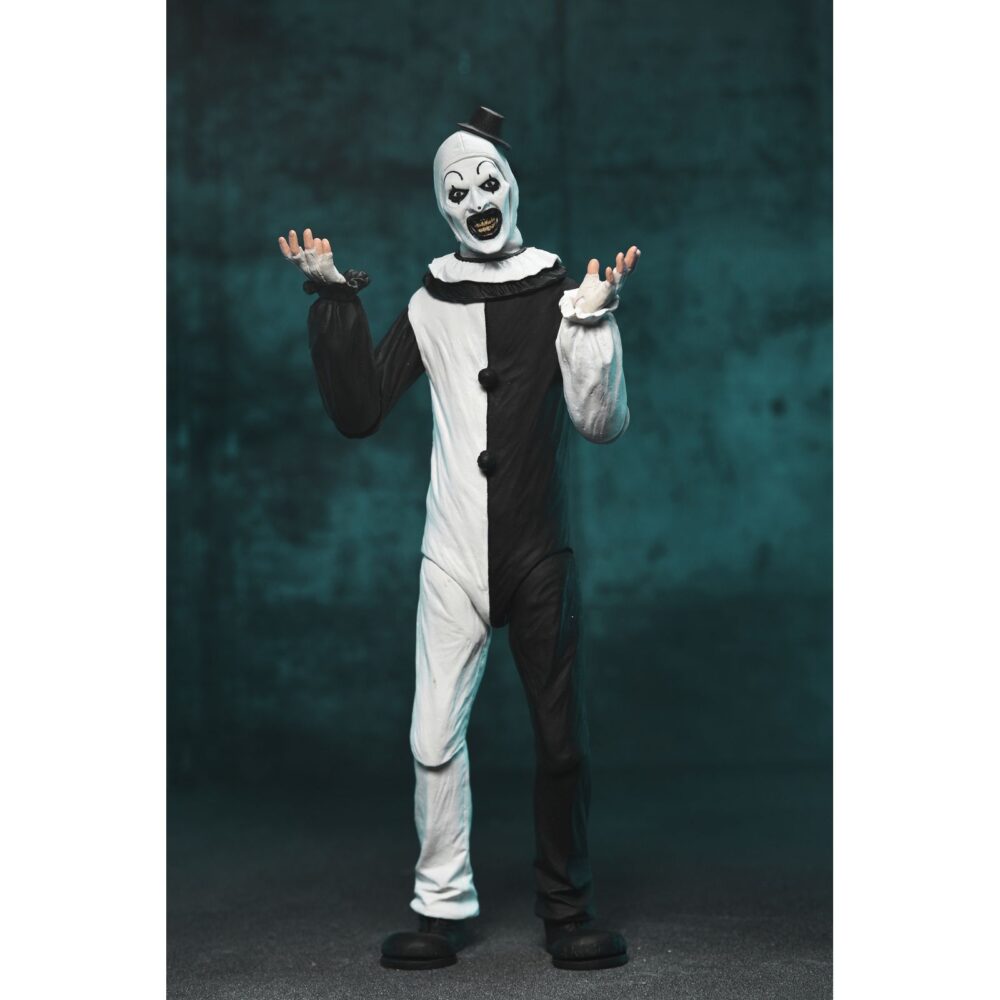 Ultimate art the clown terrifier. Neca suma a su colección ultimate la figura articulada de art the clown, el escalofriante payaso asesino de la película "terrifier". Esta figura de 18 cm incluye 3x placas faciales intercambiables, 3x pares de manos, 5x cuchillos, 1x sierra, 1x taladro, 1x pistola, 1x muñeca, 1x bolsa de basura y otros accesorios que evocan las escenas más perturbadoras del film. Se presenta en una caja con ventana y solapa frontal.