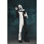 ULTIMATE ART THE CLOWN TERRIFIER.Neca suma a su colección Ultimate la figura articulada de Art the Clown, el escalofriante payaso asesino de la película "Terrifier". Esta figura de 18 cm incluye 3x placas faciales intercambiables, 3x pares de manos, 5x cuchillos, 1x sierra, 1x taladro, 1x pistola, 1x muñeca, 1x bolsa de basura y otros accesorios que evocan las escenas más perturbadoras del film. Se presenta en una caja con ventana y solapa frontal.