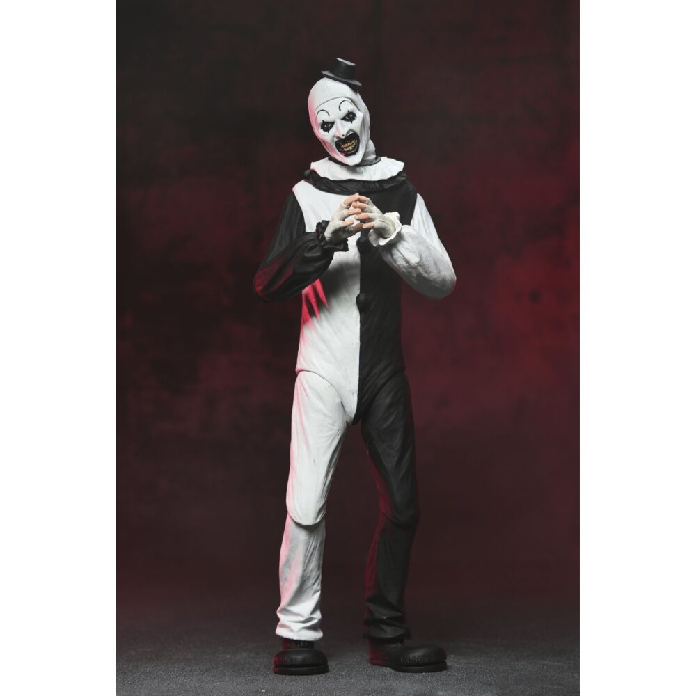 Ultimate art the clown terrifier. Neca suma a su colección ultimate la figura articulada de art the clown, el escalofriante payaso asesino de la película "terrifier". Esta figura de 18 cm incluye 3x placas faciales intercambiables, 3x pares de manos, 5x cuchillos, 1x sierra, 1x taladro, 1x pistola, 1x muñeca, 1x bolsa de basura y otros accesorios que evocan las escenas más perturbadoras del film. Se presenta en una caja con ventana y solapa frontal.