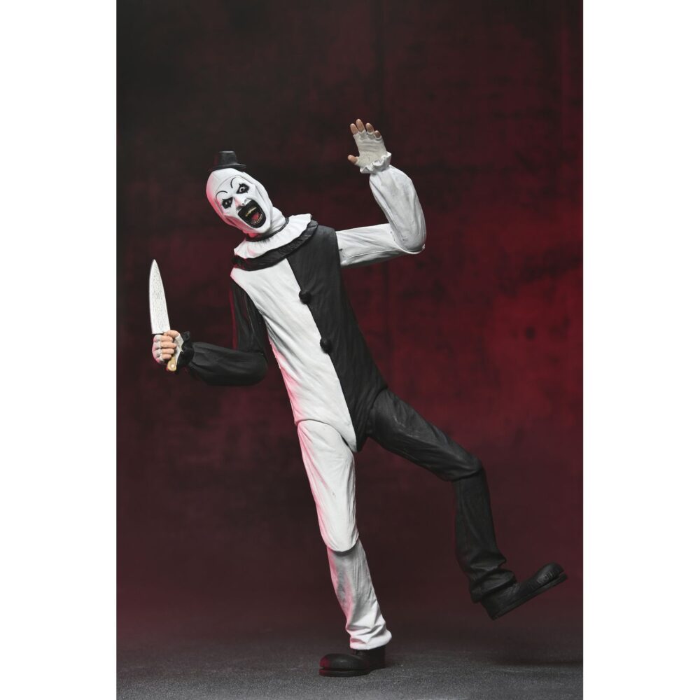 Ultimate art the clown terrifier. Neca suma a su colección ultimate la figura articulada de art the clown, el escalofriante payaso asesino de la película "terrifier". Esta figura de 18 cm incluye 3x placas faciales intercambiables, 3x pares de manos, 5x cuchillos, 1x sierra, 1x taladro, 1x pistola, 1x muñeca, 1x bolsa de basura y otros accesorios que evocan las escenas más perturbadoras del film. Se presenta en una caja con ventana y solapa frontal.