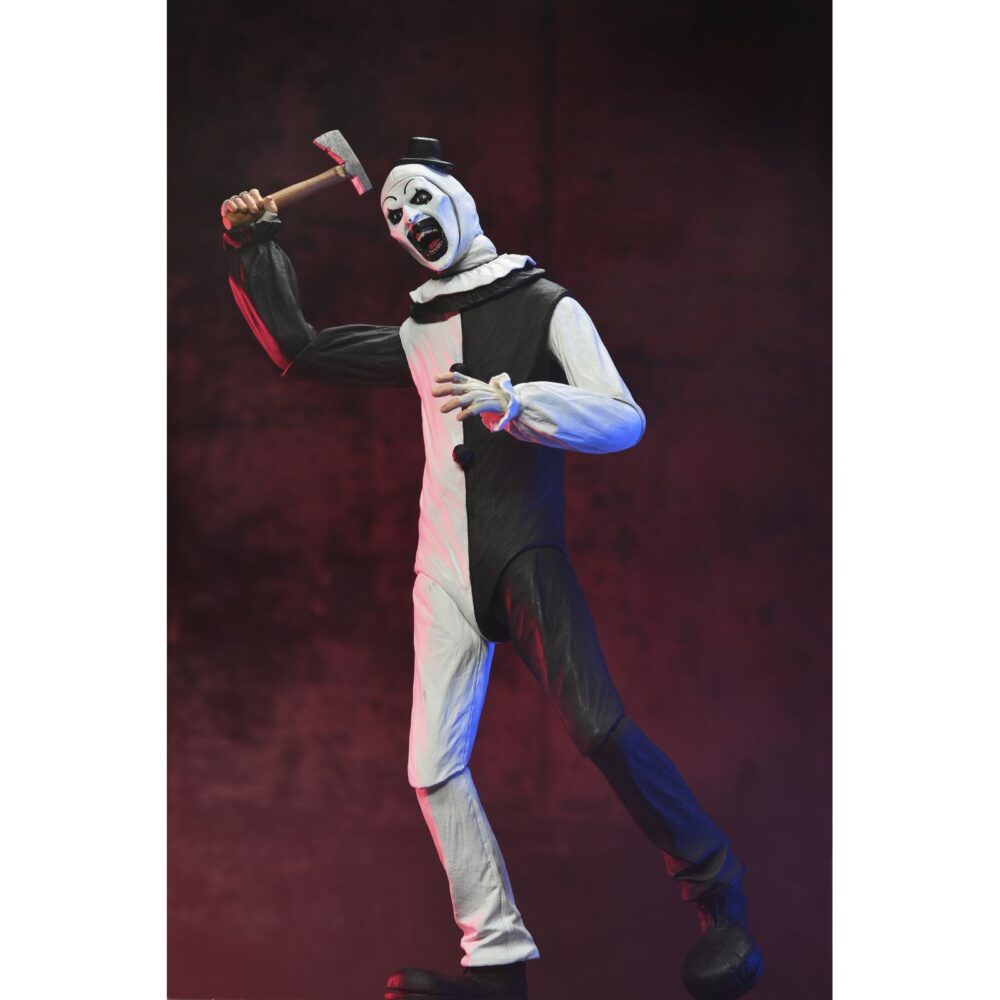Ultimate art the clown terrifier. Neca suma a su colección ultimate la figura articulada de art the clown, el escalofriante payaso asesino de la película "terrifier". Esta figura de 18 cm incluye 3x placas faciales intercambiables, 3x pares de manos, 5x cuchillos, 1x sierra, 1x taladro, 1x pistola, 1x muñeca, 1x bolsa de basura y otros accesorios que evocan las escenas más perturbadoras del film. Se presenta en una caja con ventana y solapa frontal.