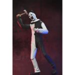 ULTIMATE ART THE CLOWN TERRIFIER.Neca suma a su colección Ultimate la figura articulada de Art the Clown, el escalofriante payaso asesino de la película "Terrifier". Esta figura de 18 cm incluye 3x placas faciales intercambiables, 3x pares de manos, 5x cuchillos, 1x sierra, 1x taladro, 1x pistola, 1x muñeca, 1x bolsa de basura y otros accesorios que evocan las escenas más perturbadoras del film. Se presenta en una caja con ventana y solapa frontal.