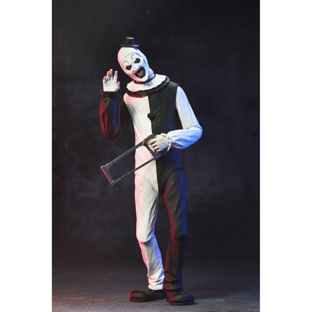 Ultimate art the clown terrifier. Neca suma a su colección ultimate la figura articulada de art the clown, el escalofriante payaso asesino de la película "terrifier". Esta figura de 18 cm incluye 3x placas faciales intercambiables, 3x pares de manos, 5x cuchillos, 1x sierra, 1x taladro, 1x pistola, 1x muñeca, 1x bolsa de basura y otros accesorios que evocan las escenas más perturbadoras del film. Se presenta en una caja con ventana y solapa frontal.