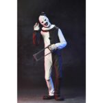 ULTIMATE ART THE CLOWN TERRIFIER.Neca suma a su colección Ultimate la figura articulada de Art the Clown, el escalofriante payaso asesino de la película "Terrifier". Esta figura de 18 cm incluye 3x placas faciales intercambiables, 3x pares de manos, 5x cuchillos, 1x sierra, 1x taladro, 1x pistola, 1x muñeca, 1x bolsa de basura y otros accesorios que evocan las escenas más perturbadoras del film. Se presenta en una caja con ventana y solapa frontal.