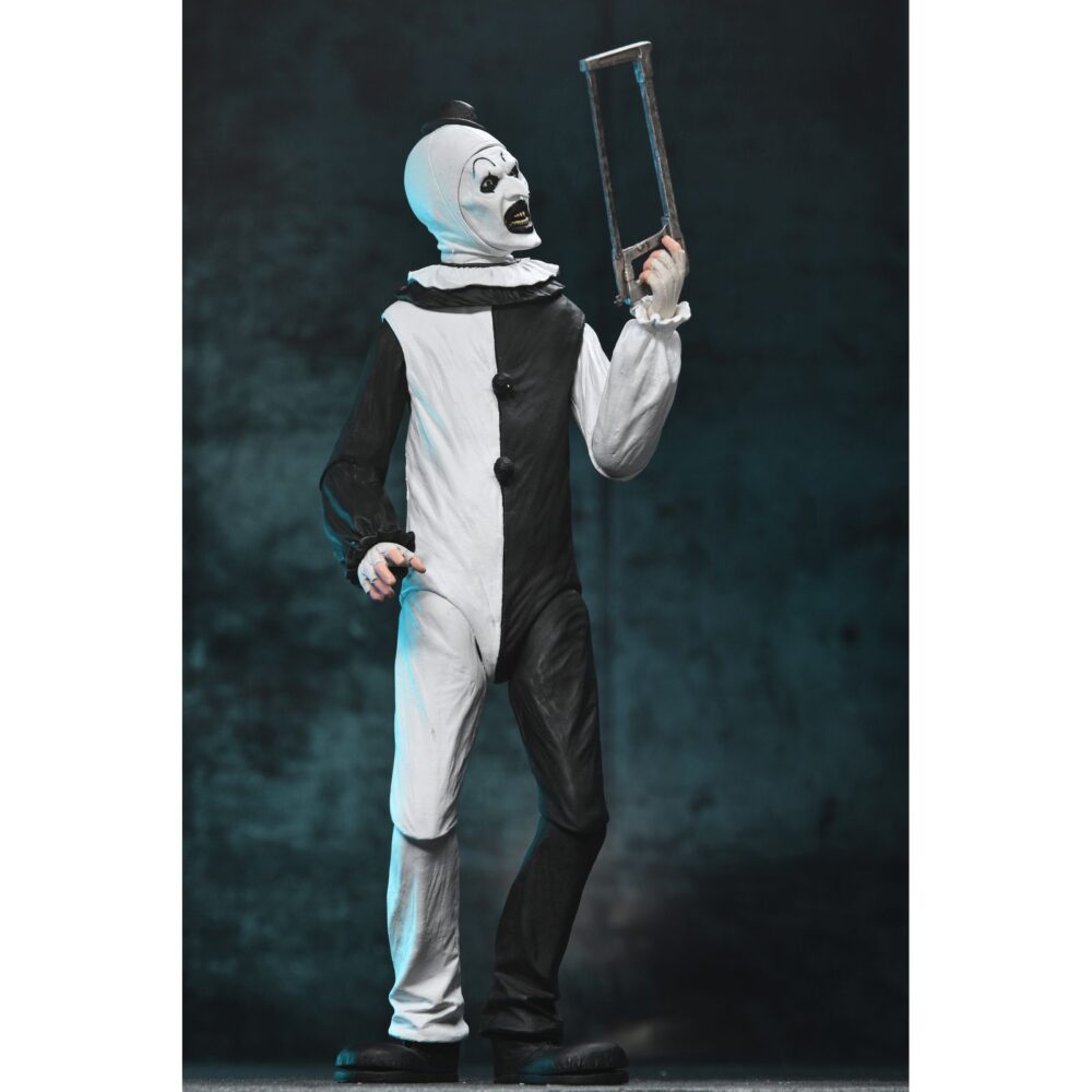 Ultimate art the clown terrifier. Neca suma a su colección ultimate la figura articulada de art the clown, el escalofriante payaso asesino de la película "terrifier". Esta figura de 18 cm incluye 3x placas faciales intercambiables, 3x pares de manos, 5x cuchillos, 1x sierra, 1x taladro, 1x pistola, 1x muñeca, 1x bolsa de basura y otros accesorios que evocan las escenas más perturbadoras del film. Se presenta en una caja con ventana y solapa frontal.