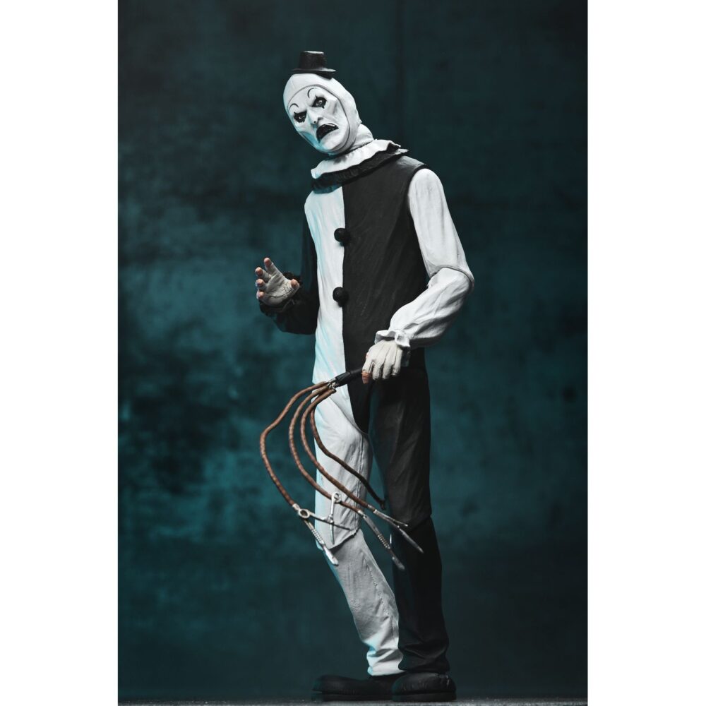 Ultimate art the clown terrifier. Neca suma a su colección ultimate la figura articulada de art the clown, el escalofriante payaso asesino de la película "terrifier". Esta figura de 18 cm incluye 3x placas faciales intercambiables, 3x pares de manos, 5x cuchillos, 1x sierra, 1x taladro, 1x pistola, 1x muñeca, 1x bolsa de basura y otros accesorios que evocan las escenas más perturbadoras del film. Se presenta en una caja con ventana y solapa frontal.