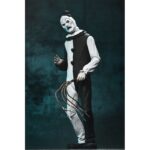 ULTIMATE ART THE CLOWN TERRIFIER.Neca suma a su colección Ultimate la figura articulada de Art the Clown, el escalofriante payaso asesino de la película "Terrifier". Esta figura de 18 cm incluye 3x placas faciales intercambiables, 3x pares de manos, 5x cuchillos, 1x sierra, 1x taladro, 1x pistola, 1x muñeca, 1x bolsa de basura y otros accesorios que evocan las escenas más perturbadoras del film. Se presenta en una caja con ventana y solapa frontal.