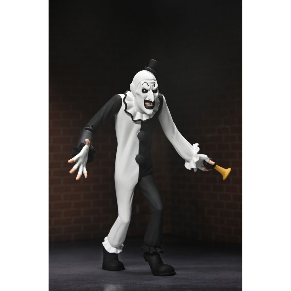 Terrifier art the clown toony tettors. Neca presenta dentro de su línea toony terrors esta figura de estilo animado de art the clown, el villano silencioso de la película "terrifier". Con una altura aproximada de 15 cm, esta versión caricaturizada incluye su icónica bocina de payaso. Se presenta en blíster con fondo recortable, ideal para exhibiciones con estilo retro.