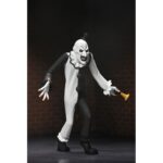 TERRIFIER ART THE CLOWN TOONY TETTORS. Neca presenta dentro de su línea Toony Terrors esta figura de estilo animado de Art the Clown, el villano silencioso de la película "Terrifier". Con una altura aproximada de 15 cm, esta versión caricaturizada incluye su icónica bocina de payaso. Se presenta en blíster con fondo recortable, ideal para exhibiciones con estilo retro.
