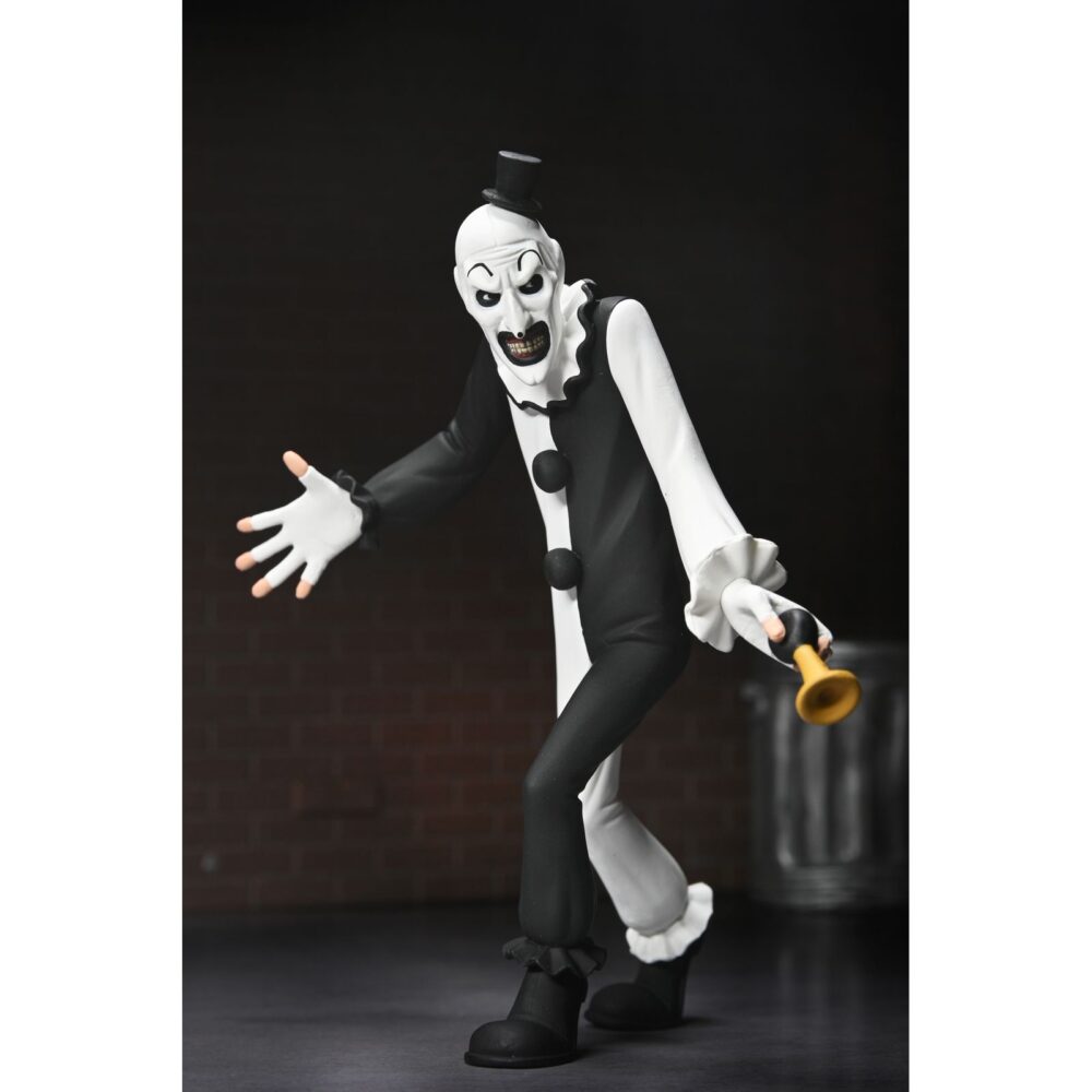 Terrifier art the clown toony tettors. Neca presenta dentro de su línea toony terrors esta figura de estilo animado de art the clown, el villano silencioso de la película "terrifier". Con una altura aproximada de 15 cm, esta versión caricaturizada incluye su icónica bocina de payaso. Se presenta en blíster con fondo recortable, ideal para exhibiciones con estilo retro.