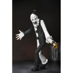 TERRIFIER ART THE CLOWN TOONY TETTORS. Neca presenta dentro de su línea Toony Terrors esta figura de estilo animado de Art the Clown, el villano silencioso de la película "Terrifier". Con una altura aproximada de 15 cm, esta versión caricaturizada incluye su icónica bocina de payaso. Se presenta en blíster con fondo recortable, ideal para exhibiciones con estilo retro.