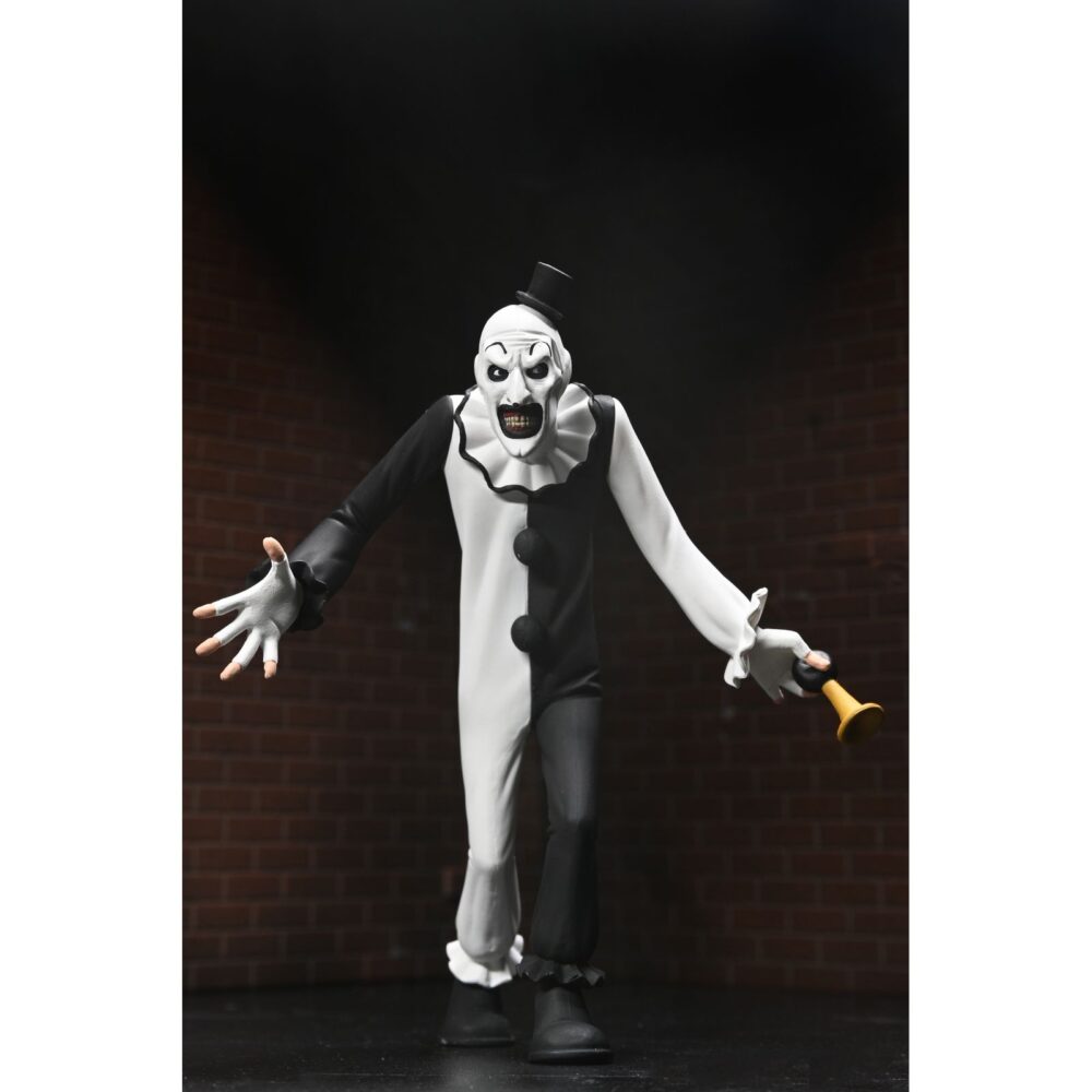 Terrifier art the clown toony tettors. Neca presenta dentro de su línea toony terrors esta figura de estilo animado de art the clown, el villano silencioso de la película "terrifier". Con una altura aproximada de 15 cm, esta versión caricaturizada incluye su icónica bocina de payaso. Se presenta en blíster con fondo recortable, ideal para exhibiciones con estilo retro.