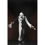 TERRIFIER ART THE CLOWN TOONY TETTORS. Neca presenta dentro de su línea Toony Terrors esta figura de estilo animado de Art the Clown, el villano silencioso de la película "Terrifier". Con una altura aproximada de 15 cm, esta versión caricaturizada incluye su icónica bocina de payaso. Se presenta en blíster con fondo recortable, ideal para exhibiciones con estilo retro.