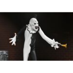 TERRIFIER ART THE CLOWN TOONY TETTORS. Neca presenta dentro de su línea Toony Terrors esta figura de estilo animado de Art the Clown, el villano silencioso de la película "Terrifier". Con una altura aproximada de 15 cm, esta versión caricaturizada incluye su icónica bocina de payaso. Se presenta en blíster con fondo recortable, ideal para exhibiciones con estilo retro.