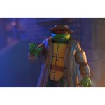 GANGSTER TURTLES TEENAGE MUTANT NINJA TURTLES MIRAGE COMICS. Neca presenta el pack exclusivo de 4 figuras articuladas de las Gangster Turtles, basado en el número 14 del cómic original "Teenage Mutant Ninja Turtles" publicado por Mirage Studios. El set está compuesto por las figuras de 18 cm de altura de Leonardo, Donatello, Raphael y Michelangelo, con nuevas expresiones compatibles con packs anteriores. Incluye 4x pares de manos intercambiables, 4x sombreros, 4x cintas colgantes para los antifaces, 1x reloj de bolsillo, 1x cartuchos de dinamita, 1x caja fuerte y 1x bolsa de dinero. Cada figura cuenta con detalles inspirados en dicho cómic y se presentan en una caja con ventana y solapa, con ilustraciones originales de Kevin Eastman.
