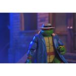 GANGSTER TURTLES TEENAGE MUTANT NINJA TURTLES MIRAGE COMICS. Neca presenta el pack exclusivo de 4 figuras articuladas de las Gangster Turtles, basado en el número 14 del cómic original "Teenage Mutant Ninja Turtles" publicado por Mirage Studios. El set está compuesto por las figuras de 18 cm de altura de Leonardo, Donatello, Raphael y Michelangelo, con nuevas expresiones compatibles con packs anteriores. Incluye 4x pares de manos intercambiables, 4x sombreros, 4x cintas colgantes para los antifaces, 1x reloj de bolsillo, 1x cartuchos de dinamita, 1x caja fuerte y 1x bolsa de dinero. Cada figura cuenta con detalles inspirados en dicho cómic y se presentan en una caja con ventana y solapa, con ilustraciones originales de Kevin Eastman.