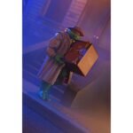 GANGSTER TURTLES TEENAGE MUTANT NINJA TURTLES MIRAGE COMICS. Neca presenta el pack exclusivo de 4 figuras articuladas de las Gangster Turtles, basado en el número 14 del cómic original "Teenage Mutant Ninja Turtles" publicado por Mirage Studios. El set está compuesto por las figuras de 18 cm de altura de Leonardo, Donatello, Raphael y Michelangelo, con nuevas expresiones compatibles con packs anteriores. Incluye 4x pares de manos intercambiables, 4x sombreros, 4x cintas colgantes para los antifaces, 1x reloj de bolsillo, 1x cartuchos de dinamita, 1x caja fuerte y 1x bolsa de dinero. Cada figura cuenta con detalles inspirados en dicho cómic y se presentan en una caja con ventana y solapa, con ilustraciones originales de Kevin Eastman.