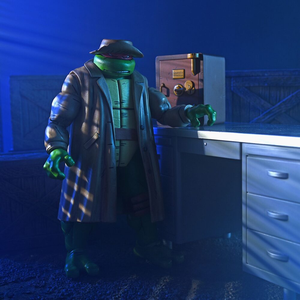 Gangster turtles teenage mutant ninja turtles mirage comics. Neca presenta el pack exclusivo de 4 figuras articuladas de las gangster turtles, basado en el número 14 del cómic original "teenage mutant ninja turtles" publicado por mirage studios. El set está compuesto por las figuras de 18 cm de altura de leonardo, donatello, raphael y michelangelo, con nuevas expresiones compatibles con packs anteriores. Incluye 4x pares de manos intercambiables, 4x sombreros, 4x cintas colgantes para los antifaces, 1x reloj de bolsillo, 1x cartuchos de dinamita, 1x caja fuerte y 1x bolsa de dinero. Cada figura cuenta con detalles inspirados en dicho cómic y se presentan en una caja con ventana y solapa, con ilustraciones originales de kevin eastman.
