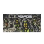 GANGSTER TURTLES TEENAGE MUTANT NINJA TURTLES MIRAGE COMICS. Neca presenta el pack exclusivo de 4 figuras articuladas de las Gangster Turtles, basado en el número 14 del cómic original "Teenage Mutant Ninja Turtles" publicado por Mirage Studios. El set está compuesto por las figuras de 18 cm de altura de Leonardo, Donatello, Raphael y Michelangelo, con nuevas expresiones compatibles con packs anteriores. Incluye 4x pares de manos intercambiables, 4x sombreros, 4x cintas colgantes para los antifaces, 1x reloj de bolsillo, 1x cartuchos de dinamita, 1x caja fuerte y 1x bolsa de dinero. Cada figura cuenta con detalles inspirados en dicho cómic y se presentan en una caja con ventana y solapa, con ilustraciones originales de Kevin Eastman.