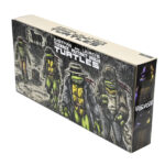 GANGSTER TURTLES TEENAGE MUTANT NINJA TURTLES MIRAGE COMICS. Neca presenta el pack exclusivo de 4 figuras articuladas de las Gangster Turtles, basado en el número 14 del cómic original "Teenage Mutant Ninja Turtles" publicado por Mirage Studios. El set está compuesto por las figuras de 18 cm de altura de Leonardo, Donatello, Raphael y Michelangelo, con nuevas expresiones compatibles con packs anteriores. Incluye 4x pares de manos intercambiables, 4x sombreros, 4x cintas colgantes para los antifaces, 1x reloj de bolsillo, 1x cartuchos de dinamita, 1x caja fuerte y 1x bolsa de dinero. Cada figura cuenta con detalles inspirados en dicho cómic y se presentan en una caja con ventana y solapa, con ilustraciones originales de Kevin Eastman.