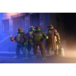GANGSTER TURTLES TEENAGE MUTANT NINJA TURTLES MIRAGE COMICS. Neca presenta el pack exclusivo de 4 figuras articuladas de las Gangster Turtles, basado en el número 14 del cómic original "Teenage Mutant Ninja Turtles" publicado por Mirage Studios. El set está compuesto por las figuras de 18 cm de altura de Leonardo, Donatello, Raphael y Michelangelo, con nuevas expresiones compatibles con packs anteriores. Incluye 4x pares de manos intercambiables, 4x sombreros, 4x cintas colgantes para los antifaces, 1x reloj de bolsillo, 1x cartuchos de dinamita, 1x caja fuerte y 1x bolsa de dinero. Cada figura cuenta con detalles inspirados en dicho cómic y se presentan en una caja con ventana y solapa, con ilustraciones originales de Kevin Eastman.