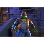 GANGSTER TURTLES TEENAGE MUTANT NINJA TURTLES MIRAGE COMICS. Neca presenta el pack exclusivo de 4 figuras articuladas de las Gangster Turtles, basado en el número 14 del cómic original "Teenage Mutant Ninja Turtles" publicado por Mirage Studios. El set está compuesto por las figuras de 18 cm de altura de Leonardo, Donatello, Raphael y Michelangelo, con nuevas expresiones compatibles con packs anteriores. Incluye 4x pares de manos intercambiables, 4x sombreros, 4x cintas colgantes para los antifaces, 1x reloj de bolsillo, 1x cartuchos de dinamita, 1x caja fuerte y 1x bolsa de dinero. Cada figura cuenta con detalles inspirados en dicho cómic y se presentan en una caja con ventana y solapa, con ilustraciones originales de Kevin Eastman.