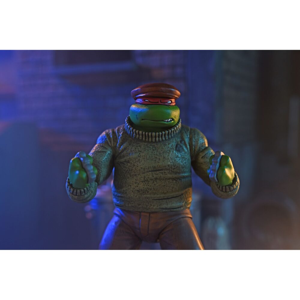 Gangster turtles teenage mutant ninja turtles mirage comics. Neca presenta el pack exclusivo de 4 figuras articuladas de las gangster turtles, basado en el número 14 del cómic original "teenage mutant ninja turtles" publicado por mirage studios. El set está compuesto por las figuras de 18 cm de altura de leonardo, donatello, raphael y michelangelo, con nuevas expresiones compatibles con packs anteriores. Incluye 4x pares de manos intercambiables, 4x sombreros, 4x cintas colgantes para los antifaces, 1x reloj de bolsillo, 1x cartuchos de dinamita, 1x caja fuerte y 1x bolsa de dinero. Cada figura cuenta con detalles inspirados en dicho cómic y se presentan en una caja con ventana y solapa, con ilustraciones originales de kevin eastman.