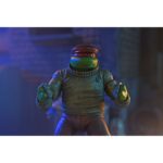 GANGSTER TURTLES TEENAGE MUTANT NINJA TURTLES MIRAGE COMICS. Neca presenta el pack exclusivo de 4 figuras articuladas de las Gangster Turtles, basado en el número 14 del cómic original "Teenage Mutant Ninja Turtles" publicado por Mirage Studios. El set está compuesto por las figuras de 18 cm de altura de Leonardo, Donatello, Raphael y Michelangelo, con nuevas expresiones compatibles con packs anteriores. Incluye 4x pares de manos intercambiables, 4x sombreros, 4x cintas colgantes para los antifaces, 1x reloj de bolsillo, 1x cartuchos de dinamita, 1x caja fuerte y 1x bolsa de dinero. Cada figura cuenta con detalles inspirados en dicho cómic y se presentan en una caja con ventana y solapa, con ilustraciones originales de Kevin Eastman.