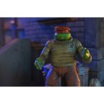 GANGSTER TURTLES TEENAGE MUTANT NINJA TURTLES MIRAGE COMICS. Neca presenta el pack exclusivo de 4 figuras articuladas de las Gangster Turtles, basado en el número 14 del cómic original "Teenage Mutant Ninja Turtles" publicado por Mirage Studios. El set está compuesto por las figuras de 18 cm de altura de Leonardo, Donatello, Raphael y Michelangelo, con nuevas expresiones compatibles con packs anteriores. Incluye 4x pares de manos intercambiables, 4x sombreros, 4x cintas colgantes para los antifaces, 1x reloj de bolsillo, 1x cartuchos de dinamita, 1x caja fuerte y 1x bolsa de dinero. Cada figura cuenta con detalles inspirados en dicho cómic y se presentan en una caja con ventana y solapa, con ilustraciones originales de Kevin Eastman.
