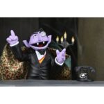 ULTIMATE EL CONDE DRACO SESAME STREET. Prepárate para contar hasta hartarte con el tercer Ultimate de la línea Sesame Street de NECA. El Conde apareció por primera vez en la clásica serie de televisión infantil en 1972, y su entusiasmo por contar cualquier cosa y todo lo ha convertido en un favorito de los fans desde entonces. Tú también te divertirás contando todos los puntos de articulación de esta figura de acción a escala de 7 pulgadas, ¡27 para ser exactos! El Conde viene con varios accesorios, como una cabeza alternativa, cinco manos intercambiables, una capa de tela, un candelabro, un teléfono y el número 2. Se presenta en una caja con ventana apta para coleccionistas con solapa frontal abatible. NECA es una marca destacada en el mercado de figuras coleccionables, reconocida por su dedicación a la calidad y al detalle. Sus productos abarcan una amplia gama de franquicias icónicas de películas, televisión, videojuegos y cómics, ofreciendo figuras que son tanto visualmente impresionantes como meticulosamente diseñadas. Utilizando materiales de alta calidad y técnicas de fabricación avanzadas, NECA garantiza que cada figura no solo sea una representación fiel del personaje, sino también duradera y resistente.