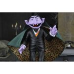 ULTIMATE EL CONDE DRACO SESAME STREET. Prepárate para contar hasta hartarte con el tercer Ultimate de la línea Sesame Street de NECA. El Conde apareció por primera vez en la clásica serie de televisión infantil en 1972, y su entusiasmo por contar cualquier cosa y todo lo ha convertido en un favorito de los fans desde entonces. Tú también te divertirás contando todos los puntos de articulación de esta figura de acción a escala de 7 pulgadas, ¡27 para ser exactos! El Conde viene con varios accesorios, como una cabeza alternativa, cinco manos intercambiables, una capa de tela, un candelabro, un teléfono y el número 2. Se presenta en una caja con ventana apta para coleccionistas con solapa frontal abatible. NECA es una marca destacada en el mercado de figuras coleccionables, reconocida por su dedicación a la calidad y al detalle. Sus productos abarcan una amplia gama de franquicias icónicas de películas, televisión, videojuegos y cómics, ofreciendo figuras que son tanto visualmente impresionantes como meticulosamente diseñadas. Utilizando materiales de alta calidad y técnicas de fabricación avanzadas, NECA garantiza que cada figura no solo sea una representación fiel del personaje, sino también duradera y resistente.