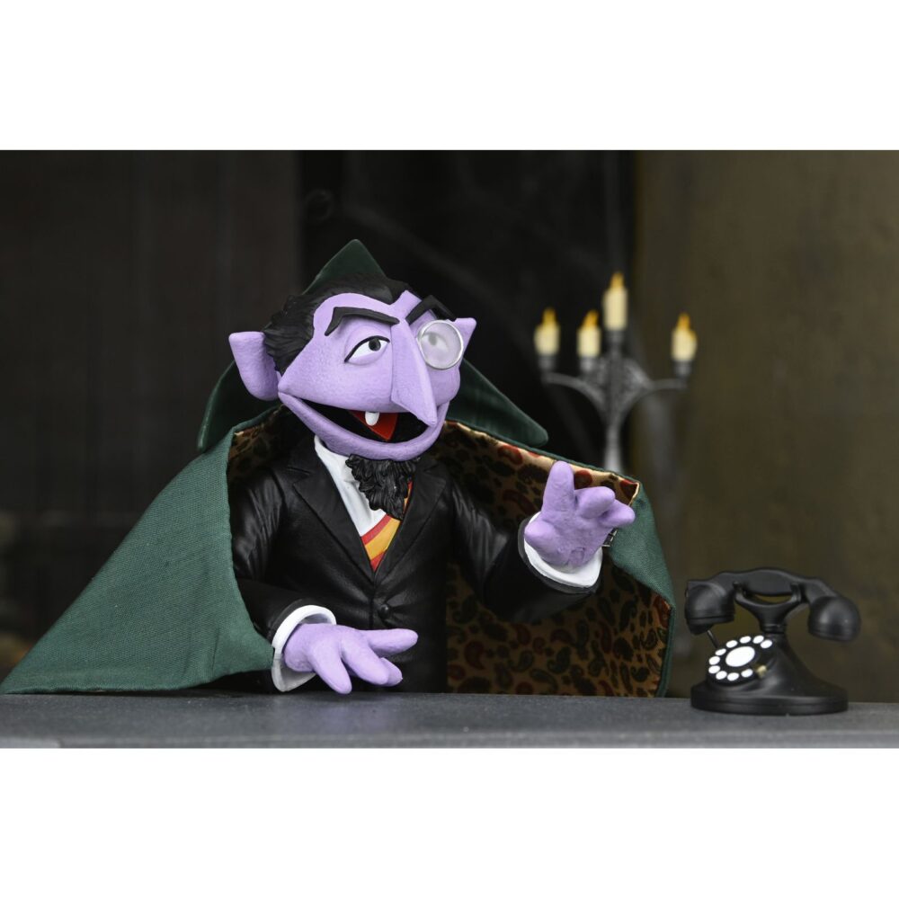Ultimate el conde draco sesame street. Prepárate para contar hasta hartarte con el tercer ultimate de la línea sesame street de neca. El conde apareció por primera vez en la clásica serie de televisión infantil en 1972, y su entusiasmo por contar cualquier cosa y todo lo ha convertido en un favorito de los fans desde entonces. Tú también te divertirás contando todos los puntos de articulación de esta figura de acción a escala de 7 pulgadas, ¡27 para ser exactos! El conde viene con varios accesorios, como una cabeza alternativa, cinco manos intercambiables, una capa de tela, un candelabro, un teléfono y el número 2. Se presenta en una caja con ventana apta para coleccionistas con solapa frontal abatible. Neca es una marca destacada en el mercado de figuras coleccionables, reconocida por su dedicación a la calidad y al detalle. Sus productos abarcan una amplia gama de franquicias icónicas de películas, televisión, videojuegos y cómics, ofreciendo figuras que son tanto visualmente impresionantes como meticulosamente diseñadas. Utilizando materiales de alta calidad y técnicas de fabricación avanzadas, neca garantiza que cada figura no solo sea una representación fiel del personaje, sino también duradera y resistente.