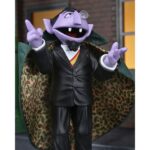 ULTIMATE EL CONDE DRACO SESAME STREET. Prepárate para contar hasta hartarte con el tercer Ultimate de la línea Sesame Street de NECA. El Conde apareció por primera vez en la clásica serie de televisión infantil en 1972, y su entusiasmo por contar cualquier cosa y todo lo ha convertido en un favorito de los fans desde entonces. Tú también te divertirás contando todos los puntos de articulación de esta figura de acción a escala de 7 pulgadas, ¡27 para ser exactos! El Conde viene con varios accesorios, como una cabeza alternativa, cinco manos intercambiables, una capa de tela, un candelabro, un teléfono y el número 2. Se presenta en una caja con ventana apta para coleccionistas con solapa frontal abatible. NECA es una marca destacada en el mercado de figuras coleccionables, reconocida por su dedicación a la calidad y al detalle. Sus productos abarcan una amplia gama de franquicias icónicas de películas, televisión, videojuegos y cómics, ofreciendo figuras que son tanto visualmente impresionantes como meticulosamente diseñadas. Utilizando materiales de alta calidad y técnicas de fabricación avanzadas, NECA garantiza que cada figura no solo sea una representación fiel del personaje, sino también duradera y resistente.