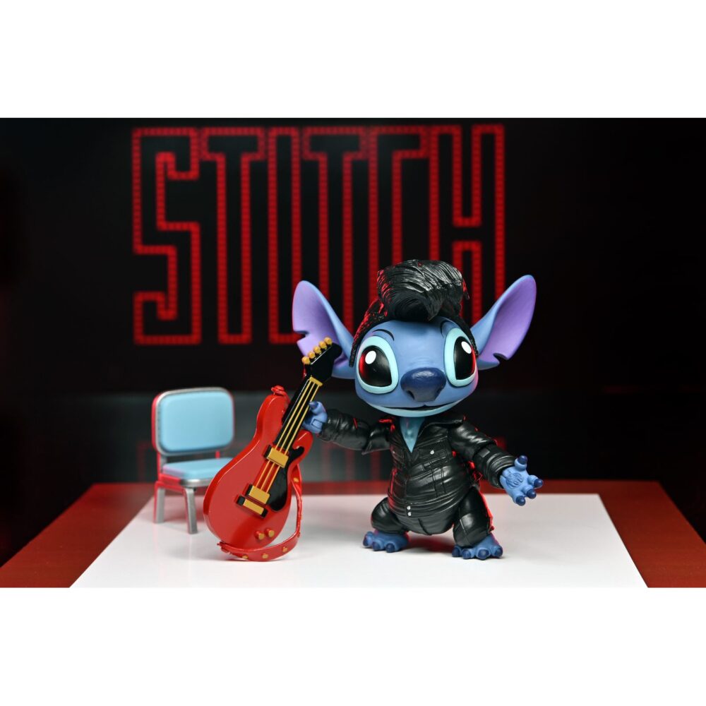 Ultimate singer elvis stitch lilo & stitch. ¿estás listo para el rock? La colección disney stitch inspired by elvis es la forma perfecta de celebrar a disney stitch y mostrar tu amor por la legendaria estrella del rock elvis presley. Estas creaciones con licencia oficial que presentan a disney stitch vestido de elvis seguro que añaden un poco de encanto rock 'n' roll y nostalgia a tu colección. Tu ohana de figuritas no estará completa sin esta figurita de elvis cantante definitivo de neca. Vestida con un traje de cuero negro como el que llevaba elvis, esta figura articulada de disney stitch mide más de 5 cm y está lista para dar un espectáculo que nunca olvidarás. Los accesorios incluyen cabezas, manos, pelo y ojos intercambiables, además de una guitarra y una silla. Viene en un embalaje apto para coleccionistas.