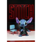 ULTIMATE SINGER ELVIS STITCH LILO & STITCH. ¿Estás listo para el rock? La colección Disney Stitch Inspired by Elvis es la forma perfecta de celebrar a Disney Stitch y mostrar tu amor por la legendaria estrella del rock Elvis Presley. Estas creaciones con licencia oficial que presentan a Disney Stitch vestido de Elvis seguro que añaden un poco de encanto rock 'n' roll y nostalgia a tu colección. Tu ohana de figuritas no estará completa sin esta figurita de Elvis Cantante Definitivo de NECA. Vestida con un traje de cuero negro como el que llevaba Elvis, esta figura articulada de Disney Stitch mide más de 5 cm y está lista para dar un espectáculo que nunca olvidarás. Los accesorios incluyen cabezas, manos, pelo y ojos intercambiables, además de una guitarra y una silla. Viene en un embalaje apto para coleccionistas.