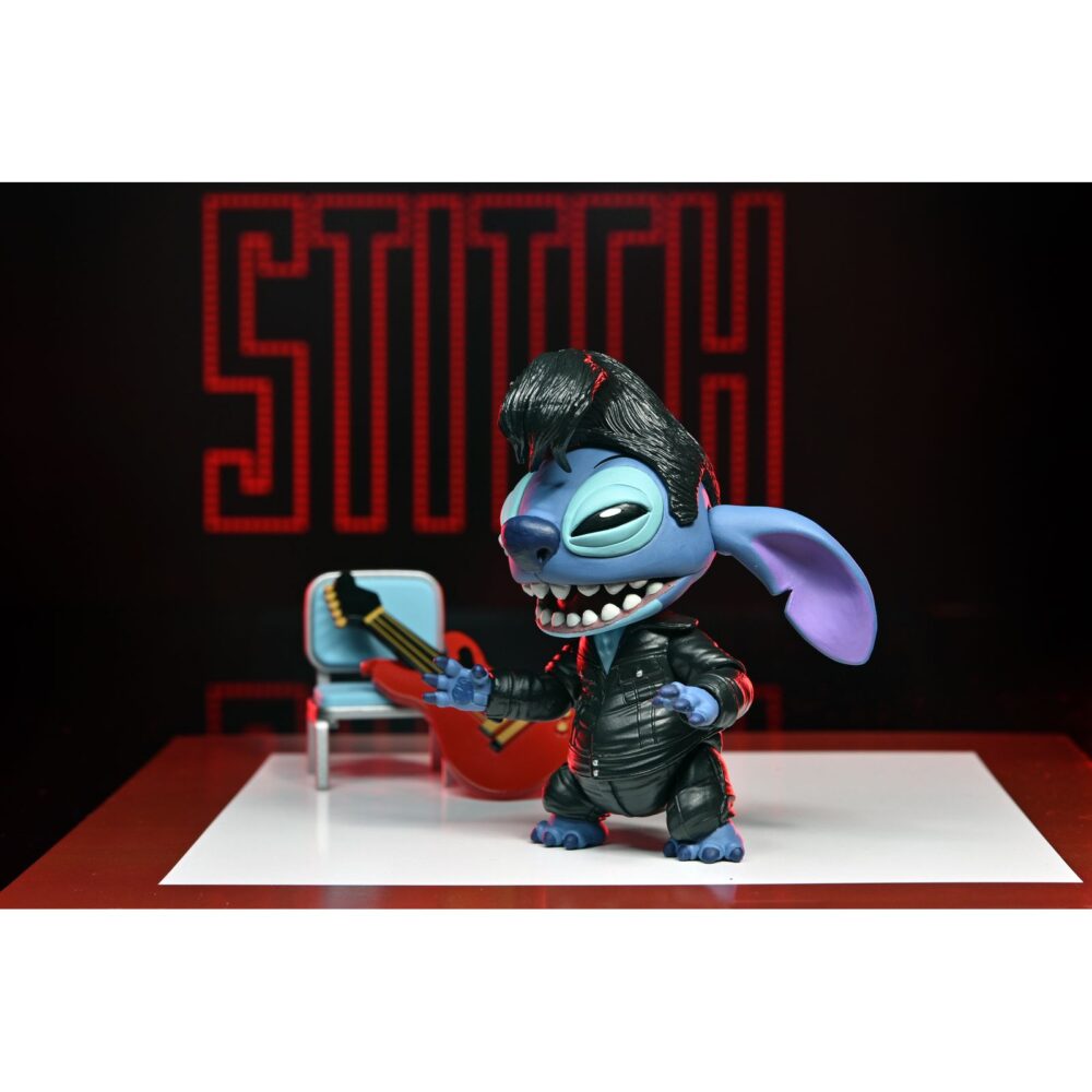 Ultimate singer elvis stitch lilo & stitch. ¿estás listo para el rock? La colección disney stitch inspired by elvis es la forma perfecta de celebrar a disney stitch y mostrar tu amor por la legendaria estrella del rock elvis presley. Estas creaciones con licencia oficial que presentan a disney stitch vestido de elvis seguro que añaden un poco de encanto rock 'n' roll y nostalgia a tu colección. Tu ohana de figuritas no estará completa sin esta figurita de elvis cantante definitivo de neca. Vestida con un traje de cuero negro como el que llevaba elvis, esta figura articulada de disney stitch mide más de 5 cm y está lista para dar un espectáculo que nunca olvidarás. Los accesorios incluyen cabezas, manos, pelo y ojos intercambiables, además de una guitarra y una silla. Viene en un embalaje apto para coleccionistas.
