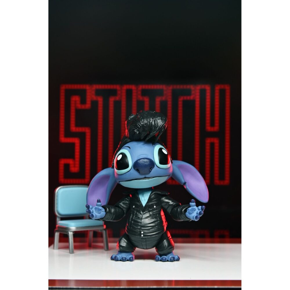 Ultimate singer elvis stitch lilo & stitch. ¿estás listo para el rock? La colección disney stitch inspired by elvis es la forma perfecta de celebrar a disney stitch y mostrar tu amor por la legendaria estrella del rock elvis presley. Estas creaciones con licencia oficial que presentan a disney stitch vestido de elvis seguro que añaden un poco de encanto rock 'n' roll y nostalgia a tu colección. Tu ohana de figuritas no estará completa sin esta figurita de elvis cantante definitivo de neca. Vestida con un traje de cuero negro como el que llevaba elvis, esta figura articulada de disney stitch mide más de 5 cm y está lista para dar un espectáculo que nunca olvidarás. Los accesorios incluyen cabezas, manos, pelo y ojos intercambiables, además de una guitarra y una silla. Viene en un embalaje apto para coleccionistas.